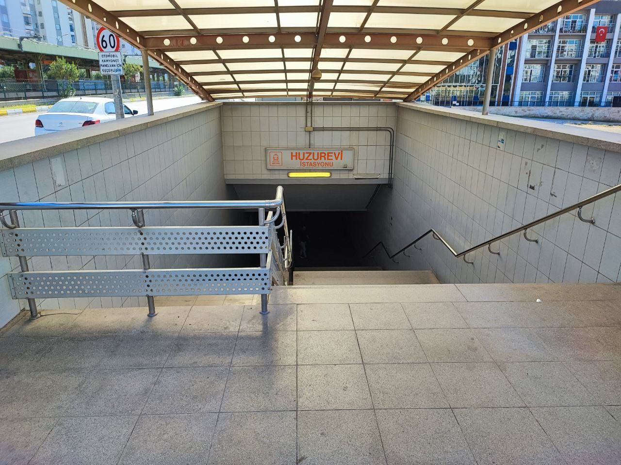 adanada 16 yil once hizmete giren metro alt gecitte yuruyen merdivenin yeri var mekanizmasi YHDZr7sD