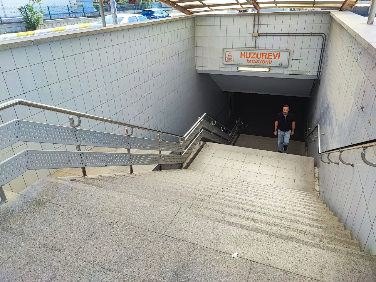 adanada 16 yil once hizmete giren metro alt gecitte yuruyen merdivenin yeri var mekanizmasi bXUasyUh