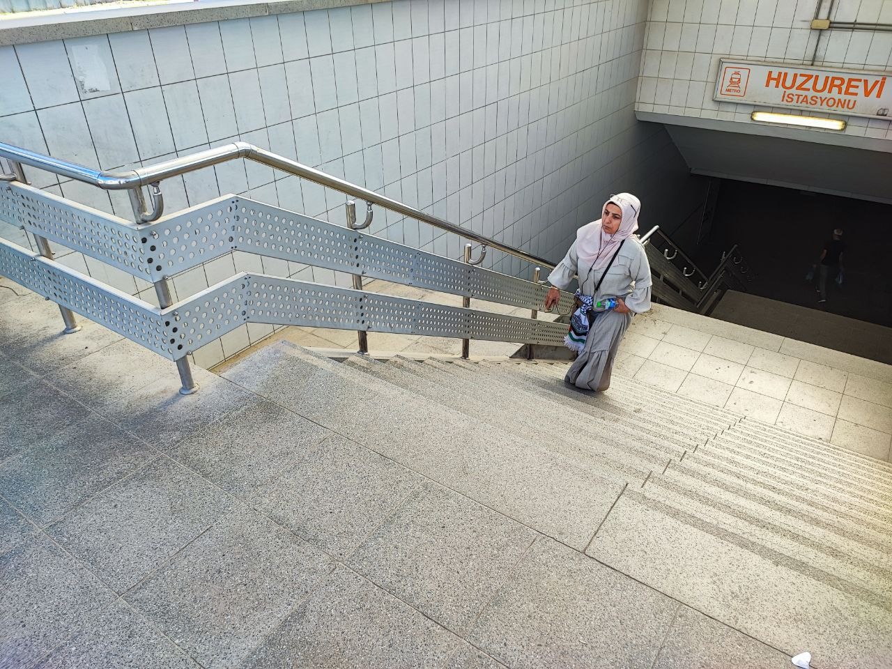 adanada 16 yil once hizmete giren metro alt gecitte yuruyen merdivenin yeri var mekanizmasi gIVCF5C7