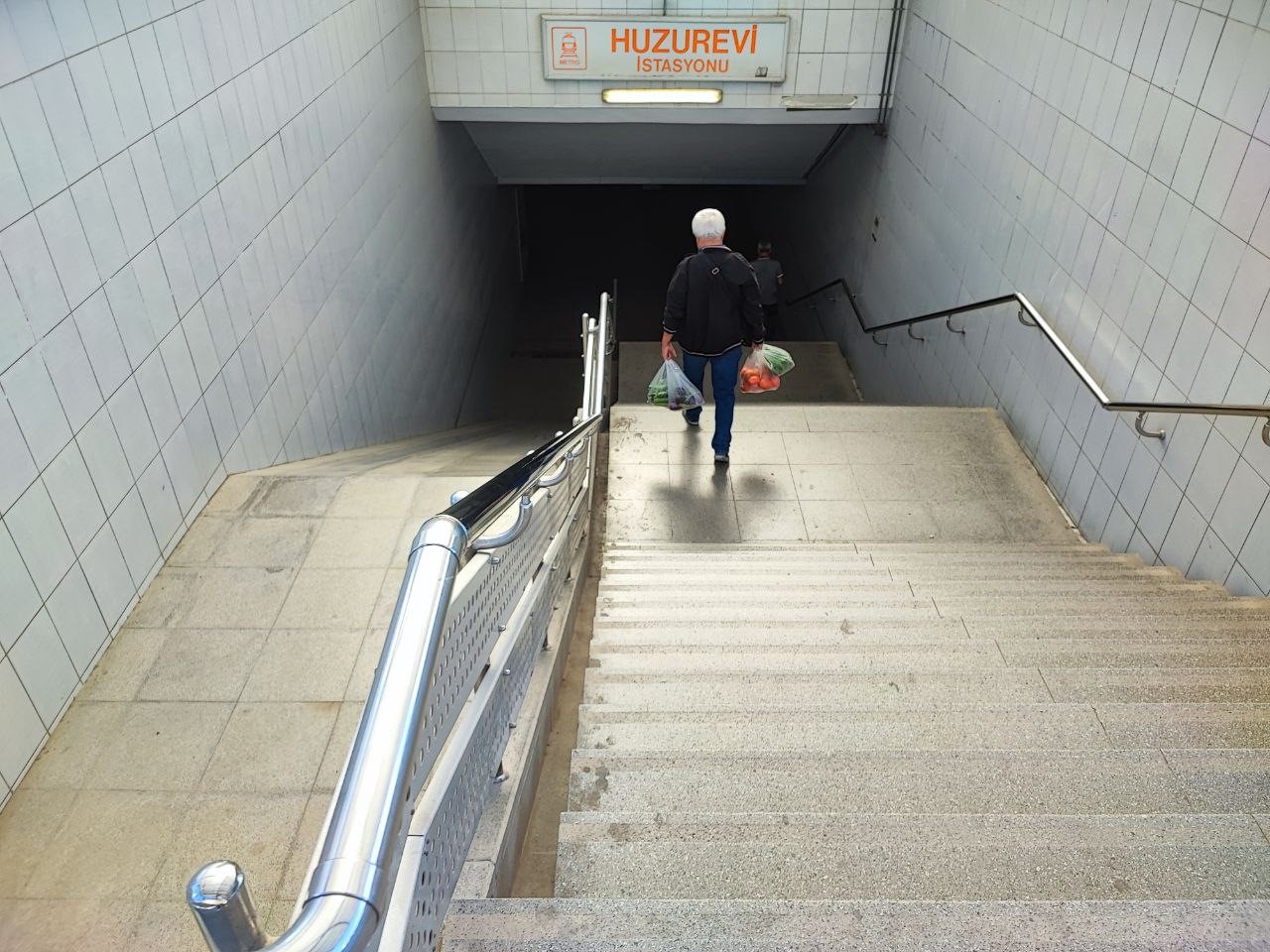adanada 16 yil once hizmete giren metro alt gecitte yuruyen merdivenin yeri var mekanizmasi k4JPa3k7