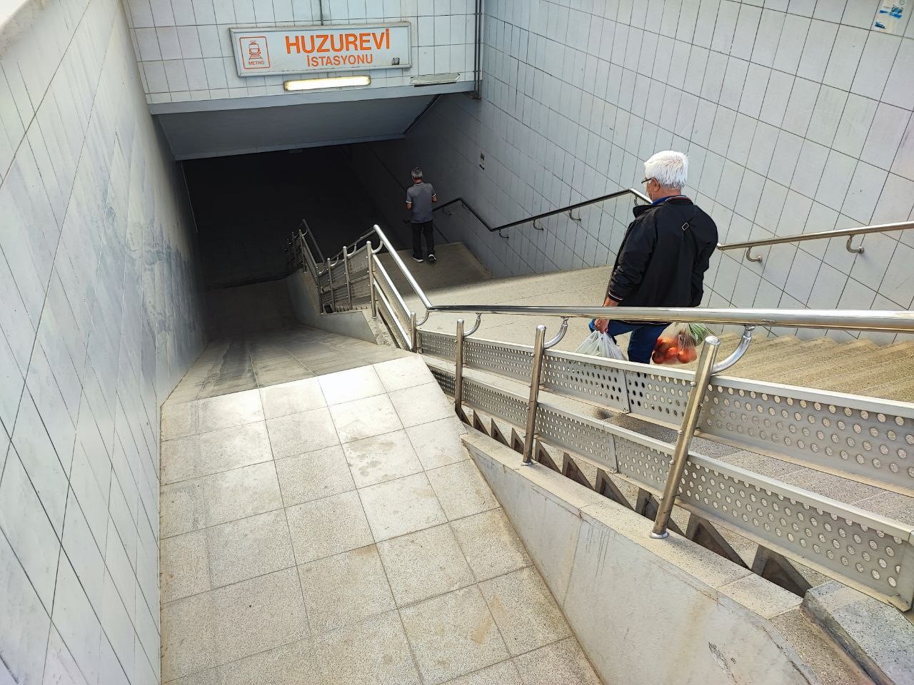 adanada 16 yil once hizmete giren metro alt gecitte yuruyen merdivenin yeri var mekanizmasi wGuwBw98