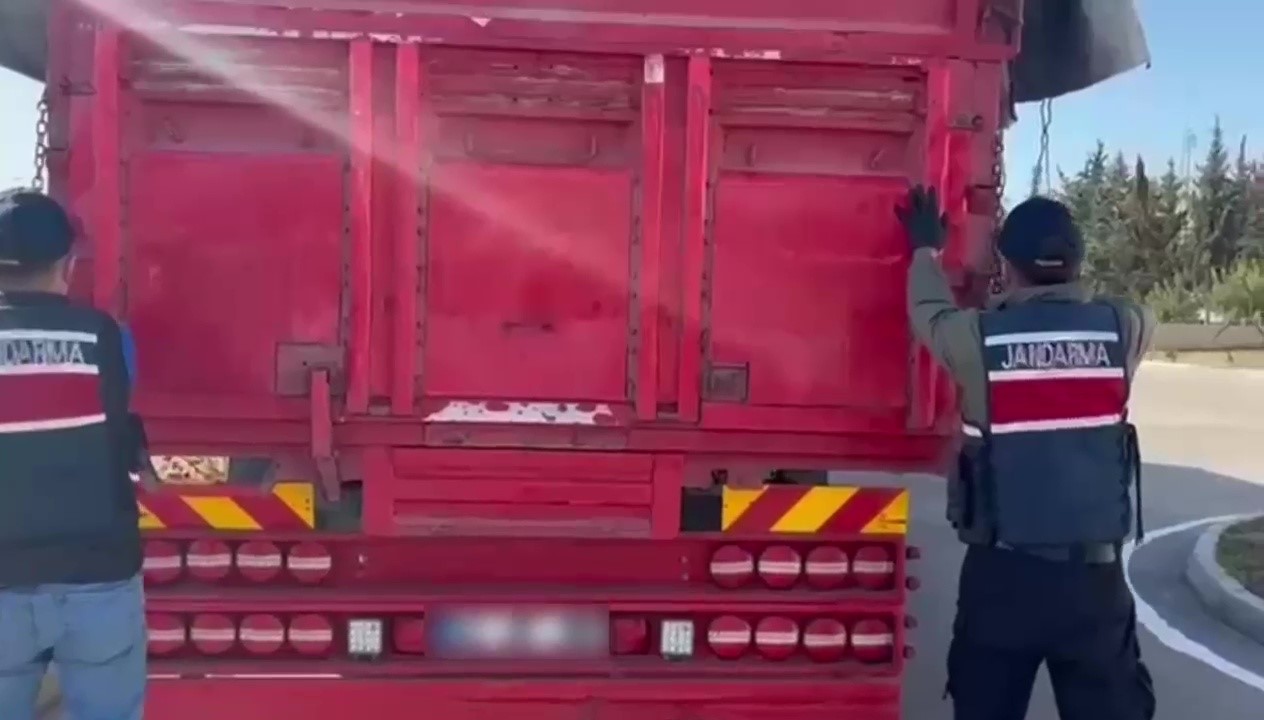 Adana’da 2 bin litre kaçak alkol ele geçirildi: 1 tutuklama 6 adanada 2 bin litre kacak alkol ele gecirildi 1 tutuklama 2 sGlhCnKk