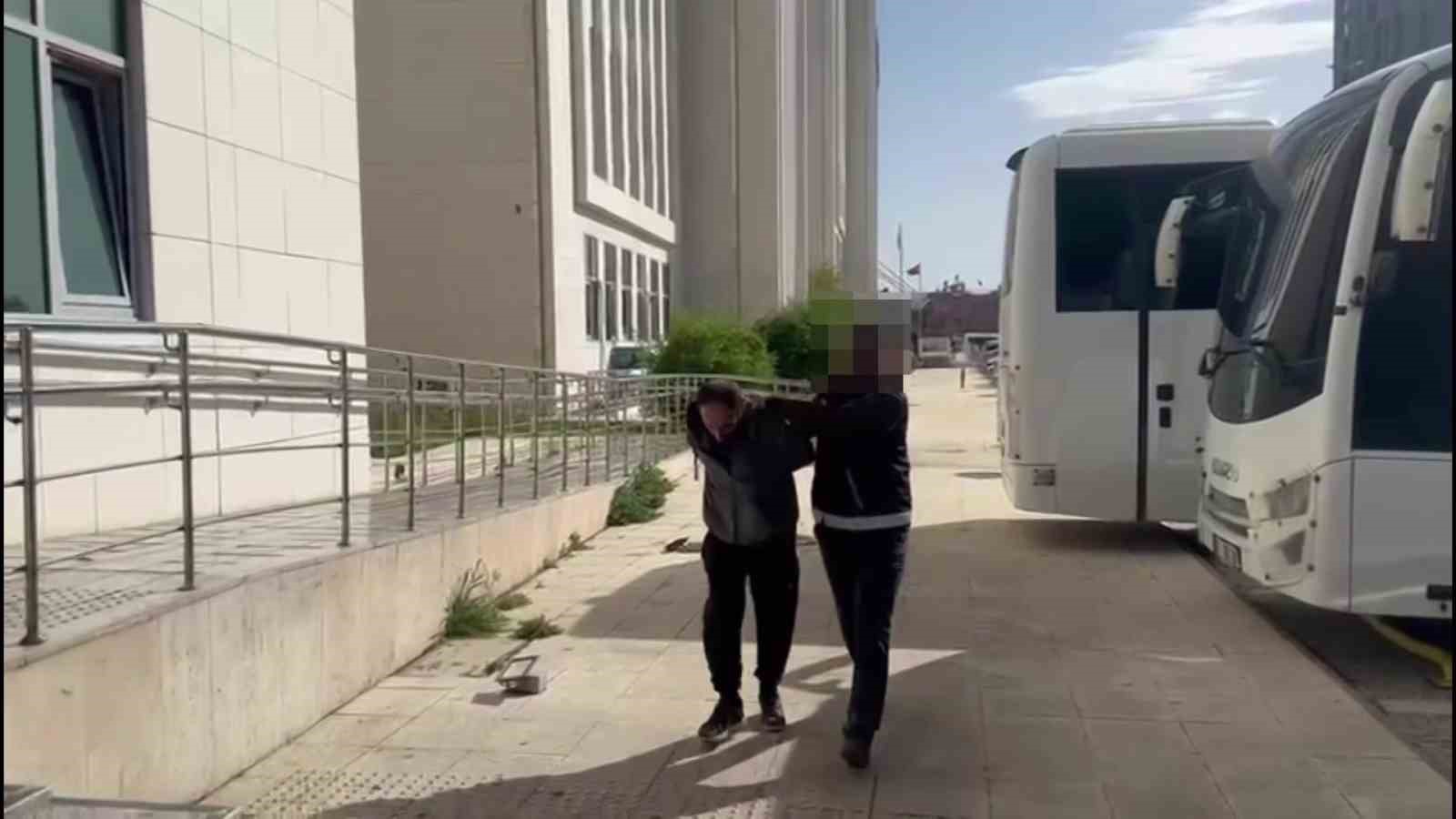 adanada 32 firari torbaci yakalandi 0 RX8h8A66
