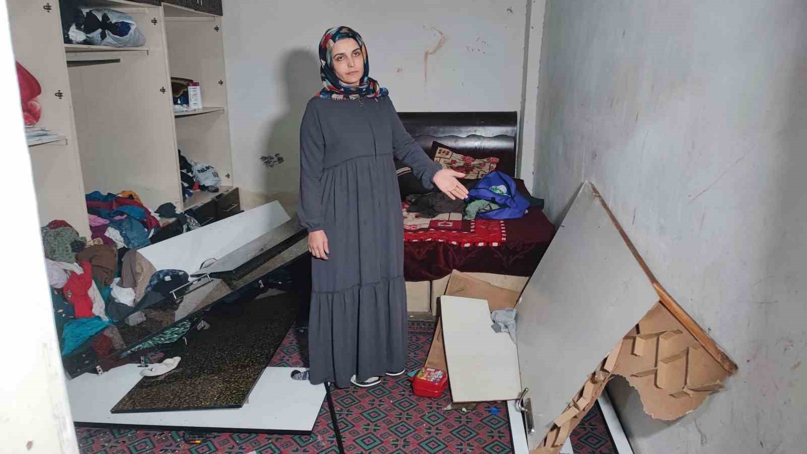 Adana’da 4 çocuk annesinin ’Ölmek istemiyorum’ feryadı: Kocası eşyaları parçaladı 5 adanada 4 cocuk annesinin olmek istemiyorum feryadi kocasi esyalari parcaladi 1 97Zm8qyQ