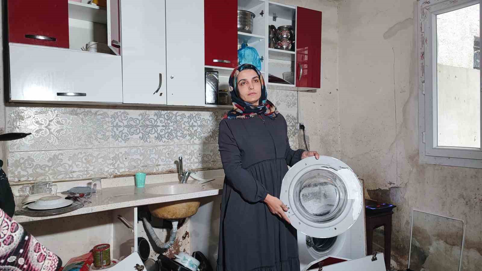 Adana’da 4 çocuk annesinin ’Ölmek istemiyorum’ feryadı: Kocası eşyaları parçaladı 9 adanada 4 cocuk annesinin olmek istemiyorum feryadi kocasi esyalari parcaladi 5 ts6935HP