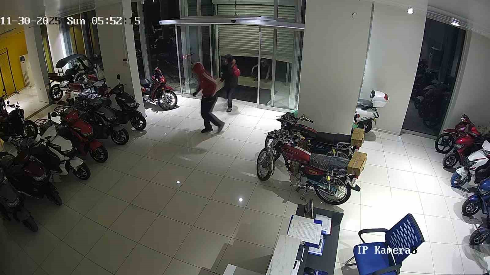 adanada 4 cocuk begendigi 4 motosikleti galeriden caldi 10 FbU6J93s