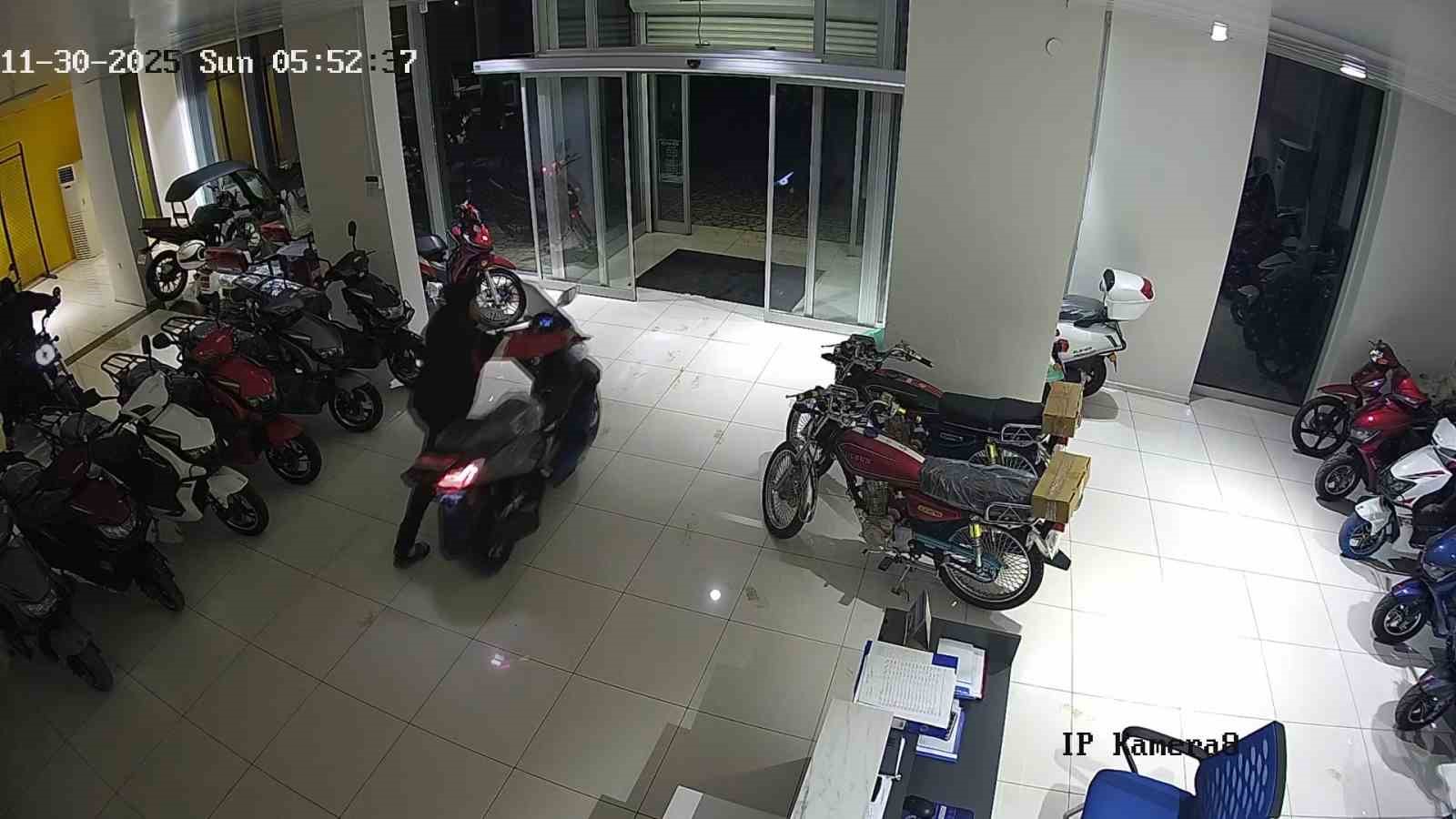 adanada 4 cocuk begendigi 4 motosikleti galeriden caldi 2 pX4iG5Rl