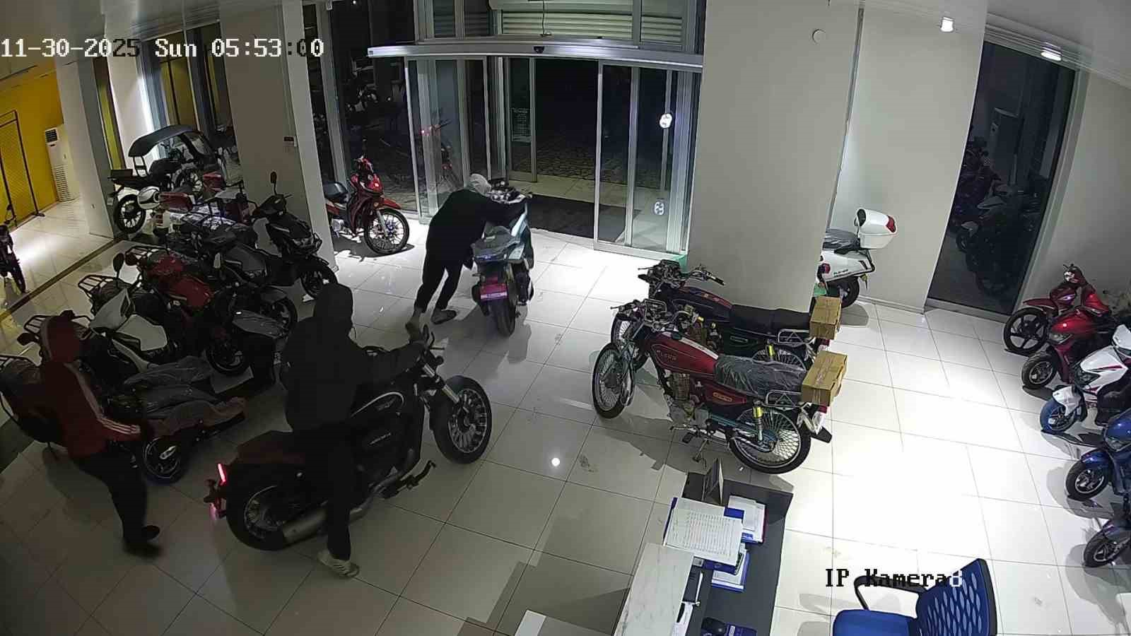 adanada 4 cocuk begendigi 4 motosikleti galeriden caldi 3 WPNctrLI