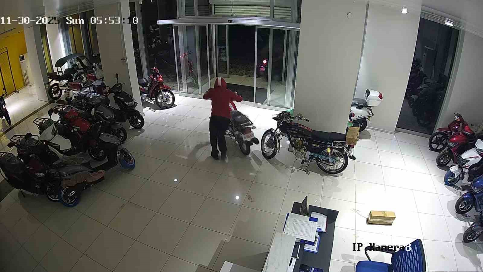 adanada 4 cocuk begendigi 4 motosikleti galeriden caldi 4 L7C1Utu8