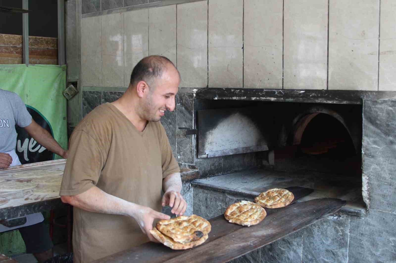 adanada 40 derece sicaklarda firincilarin zorlu ekmek mesaisi 4 6NNzW587