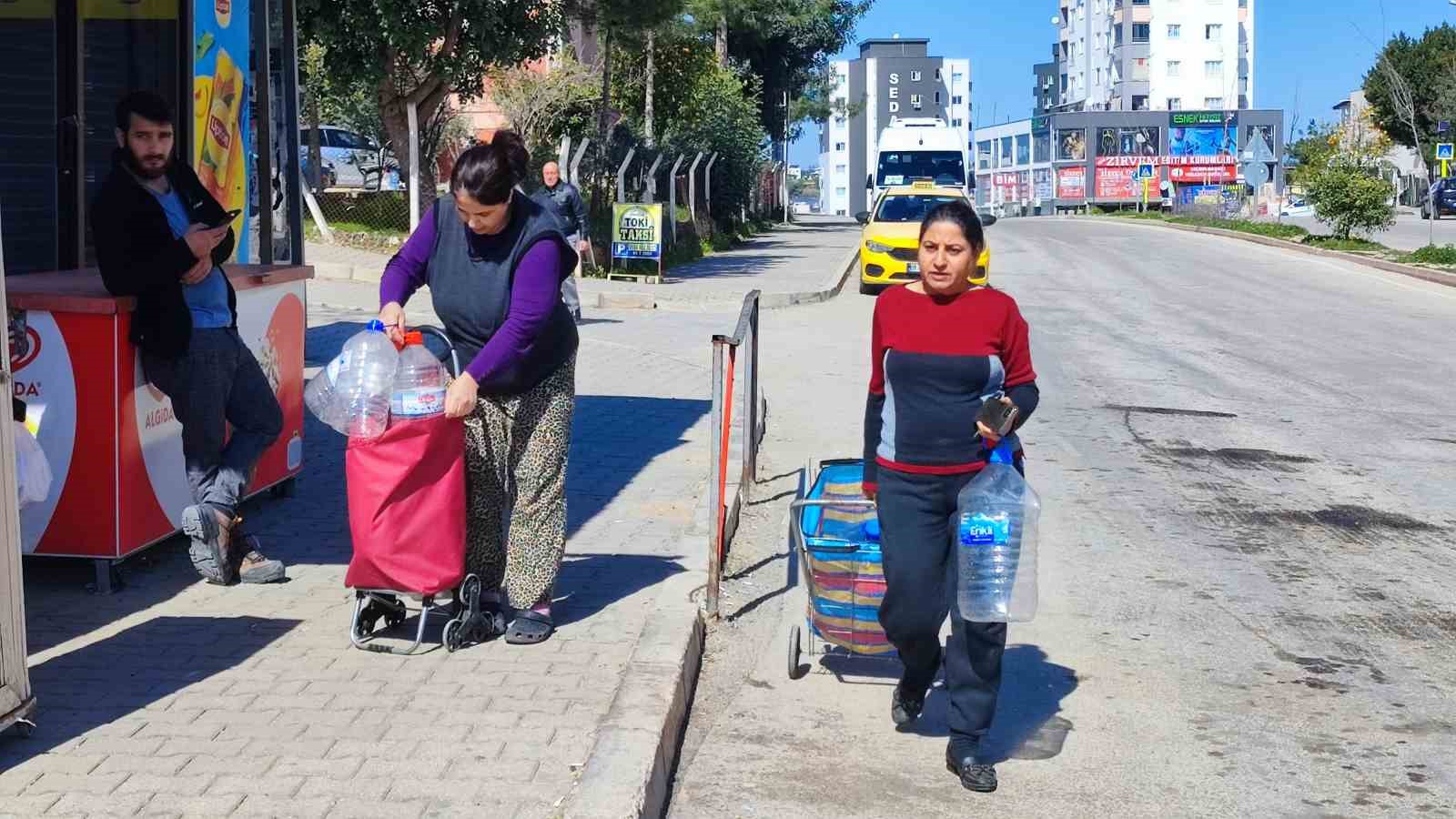 adanada 5 gundur su yok vatandas tepki gosterdi 1 HC5UfMwJ
