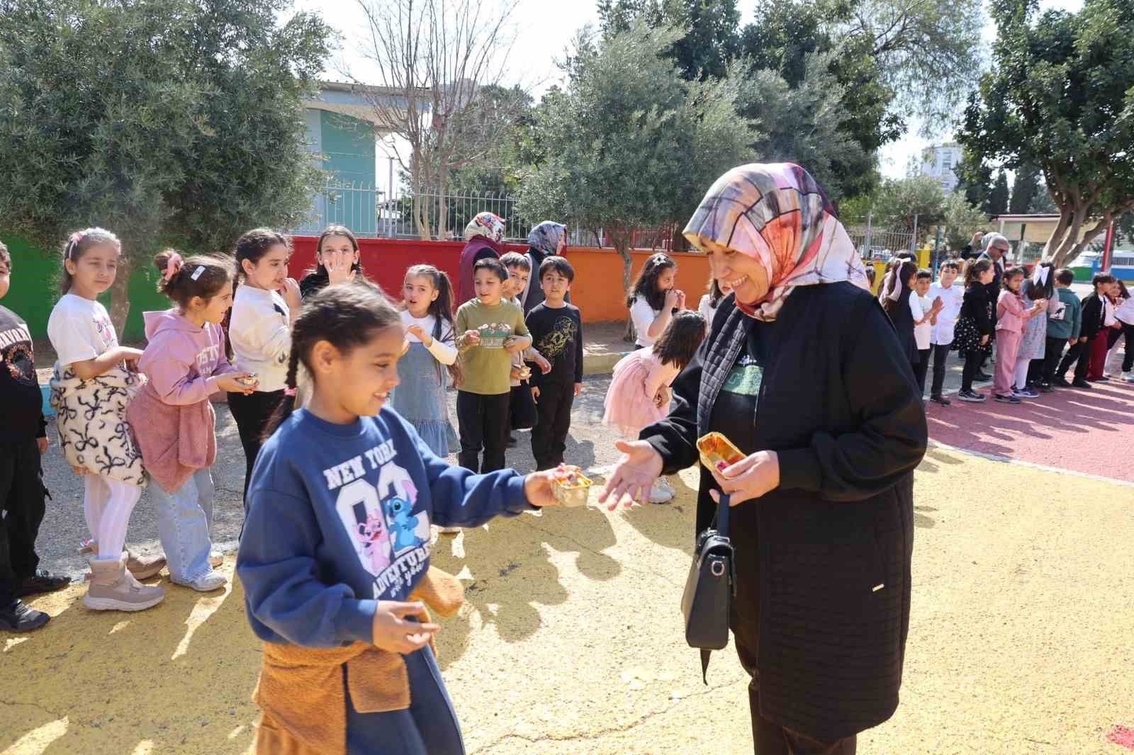 adanada ara tatile giren ogrenciler okul bahcesinde bayramlasti 2 BazgJkXV