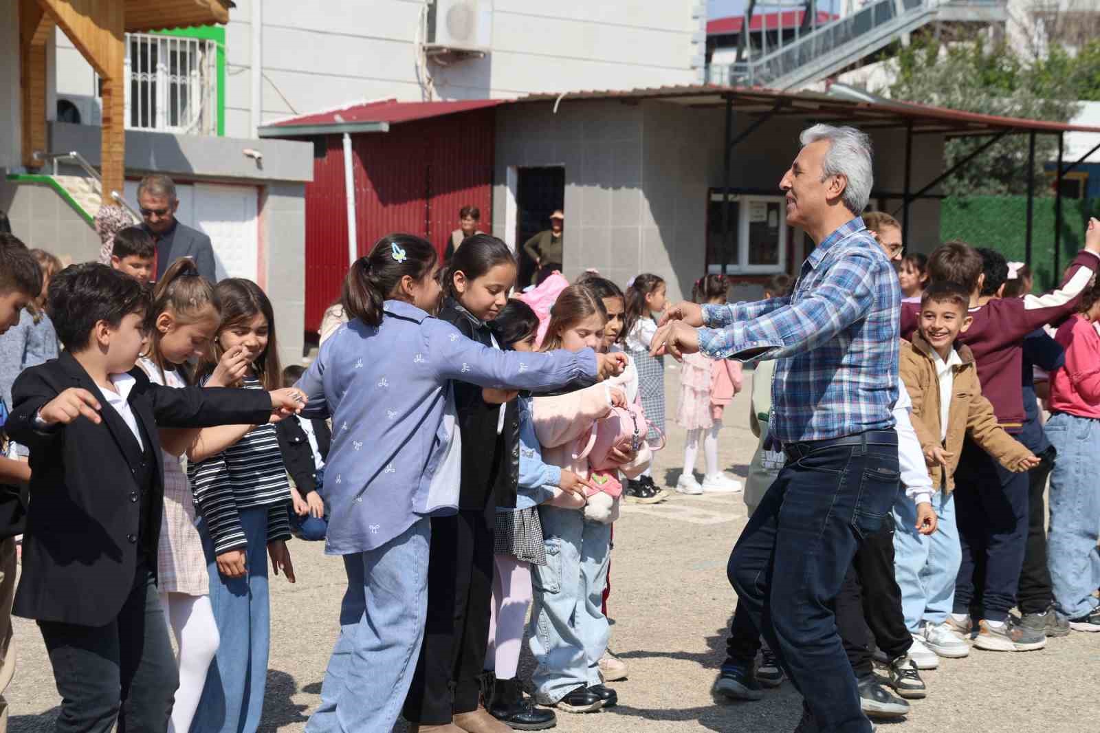 adanada ara tatile giren ogrenciler okul bahcesinde bayramlasti 3 teC9v1GF