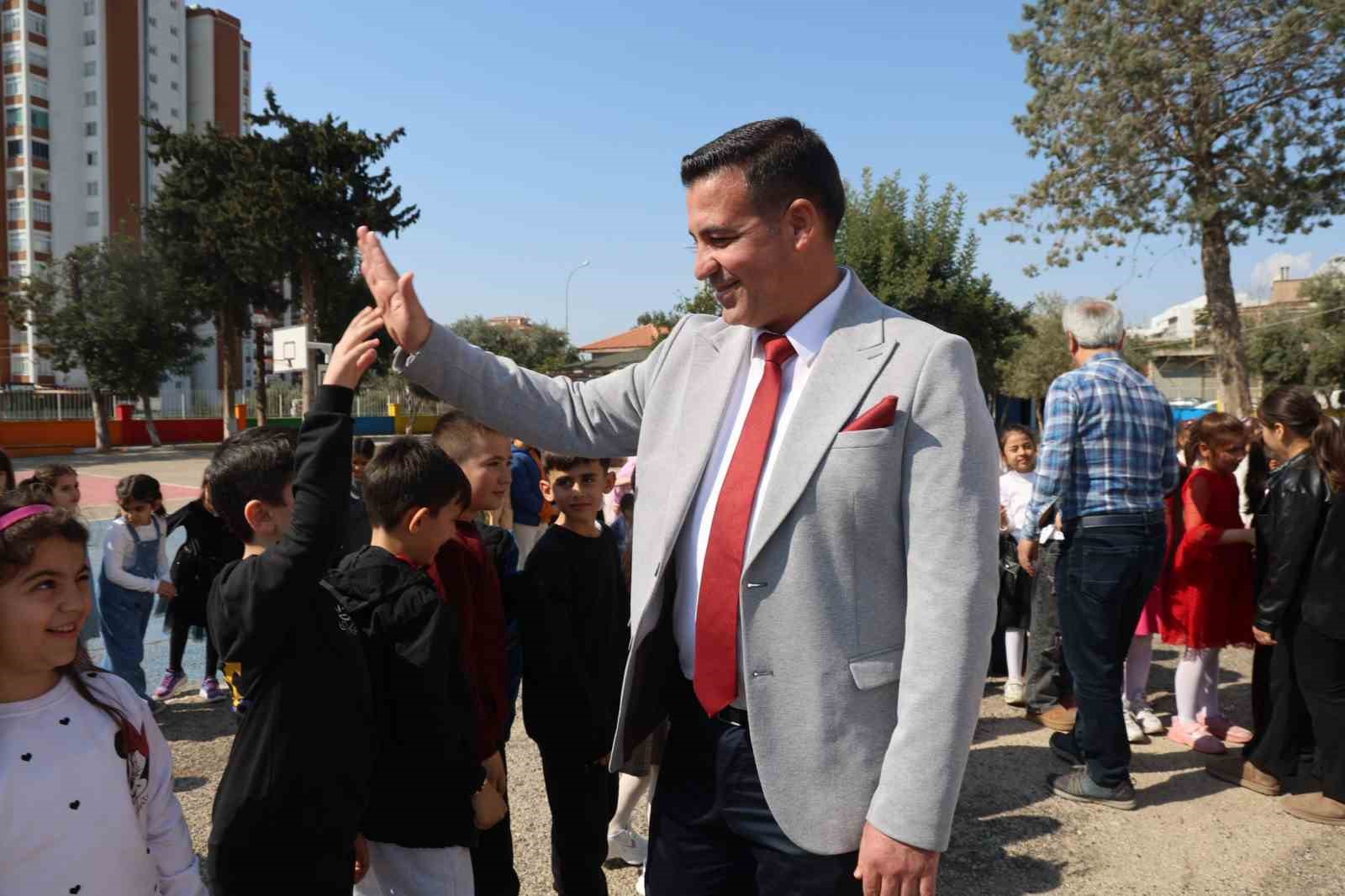 adanada ara tatile giren ogrenciler okul bahcesinde bayramlasti 4