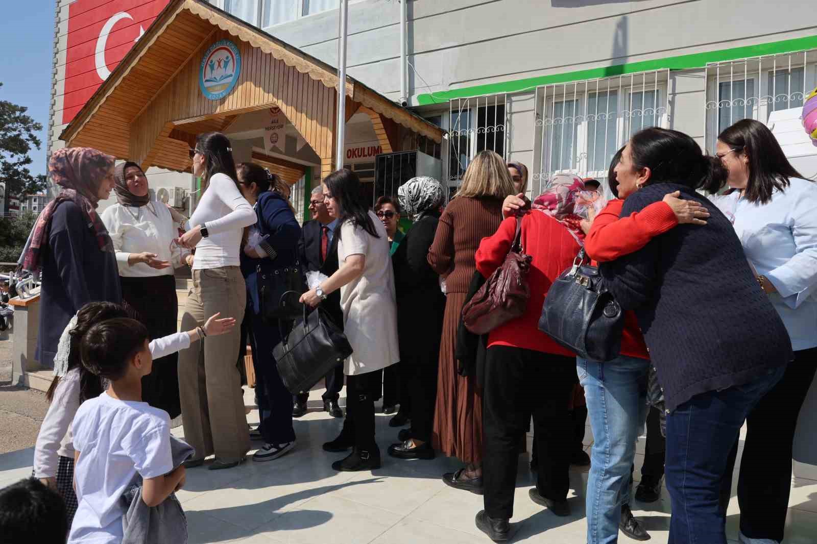 adanada ara tatile giren ogrenciler okul bahcesinde bayramlasti 6 iVtK4sIi