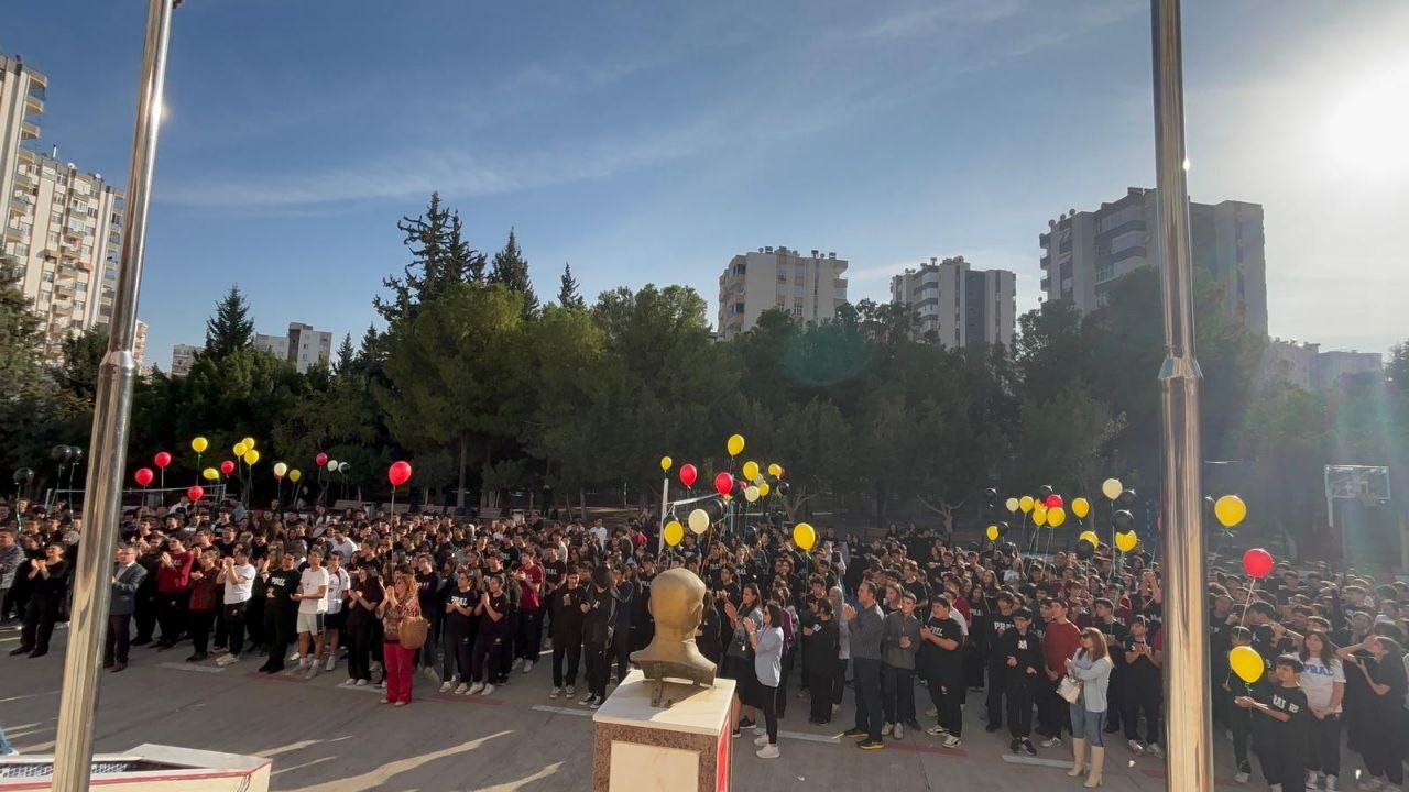 adanada ayni anda kanseri yenip okula donen iki ogrenci balonlarla karsilandi 1 4lGqQitk