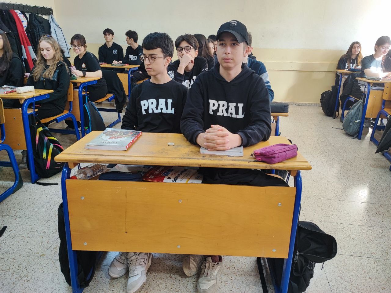 adanada ayni anda kanseri yenip okula donen iki ogrenci balonlarla karsilandi 7 URieywMb