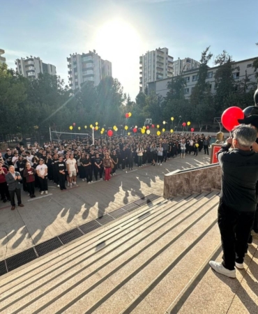 adanada-ayni-anda-kanseri-yenip-okula-donen-iki-ogrenci-balonlarla-karsilandi-X45Z3GJH.jpg