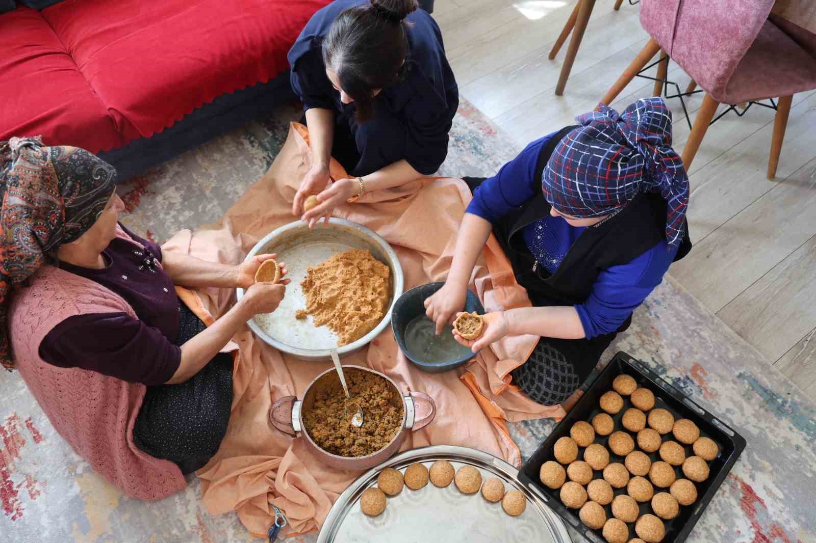 adanada bayram sofralarinin vazgecilmezi icli kofte mesaisi basladi 0 ahFQAMZc