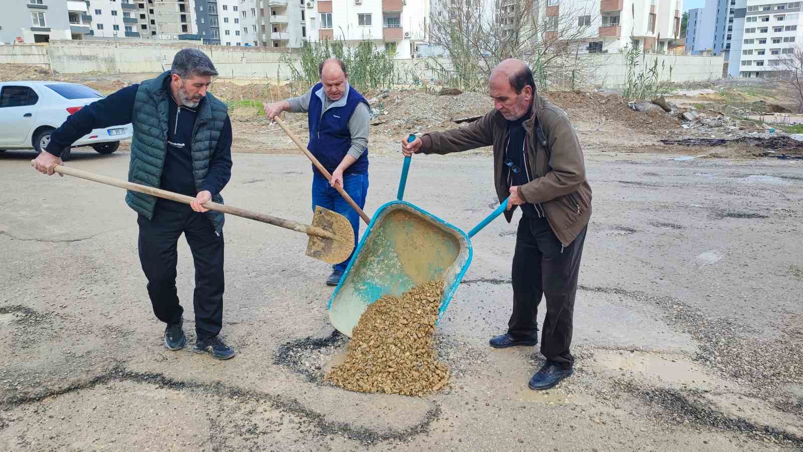 adanada belediyenin kapatmadigi cukurlari vatandas kapatti 0 hcqL4teG
