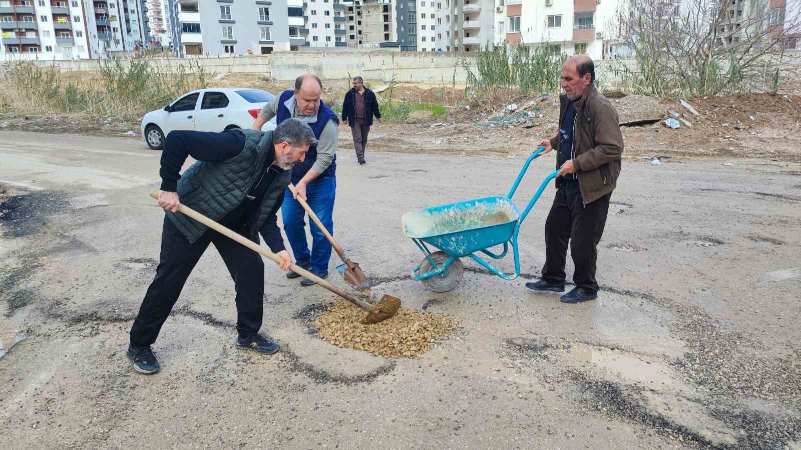 adanada belediyenin kapatmadigi cukurlari vatandas kapatti 1 HbRYDNOD