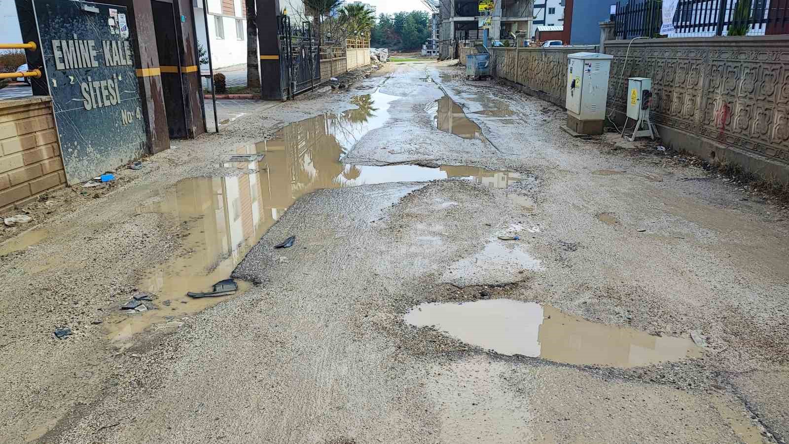adanada belediyenin kapatmadigi cukurlari vatandas kapatti 2 t7ajd1C9