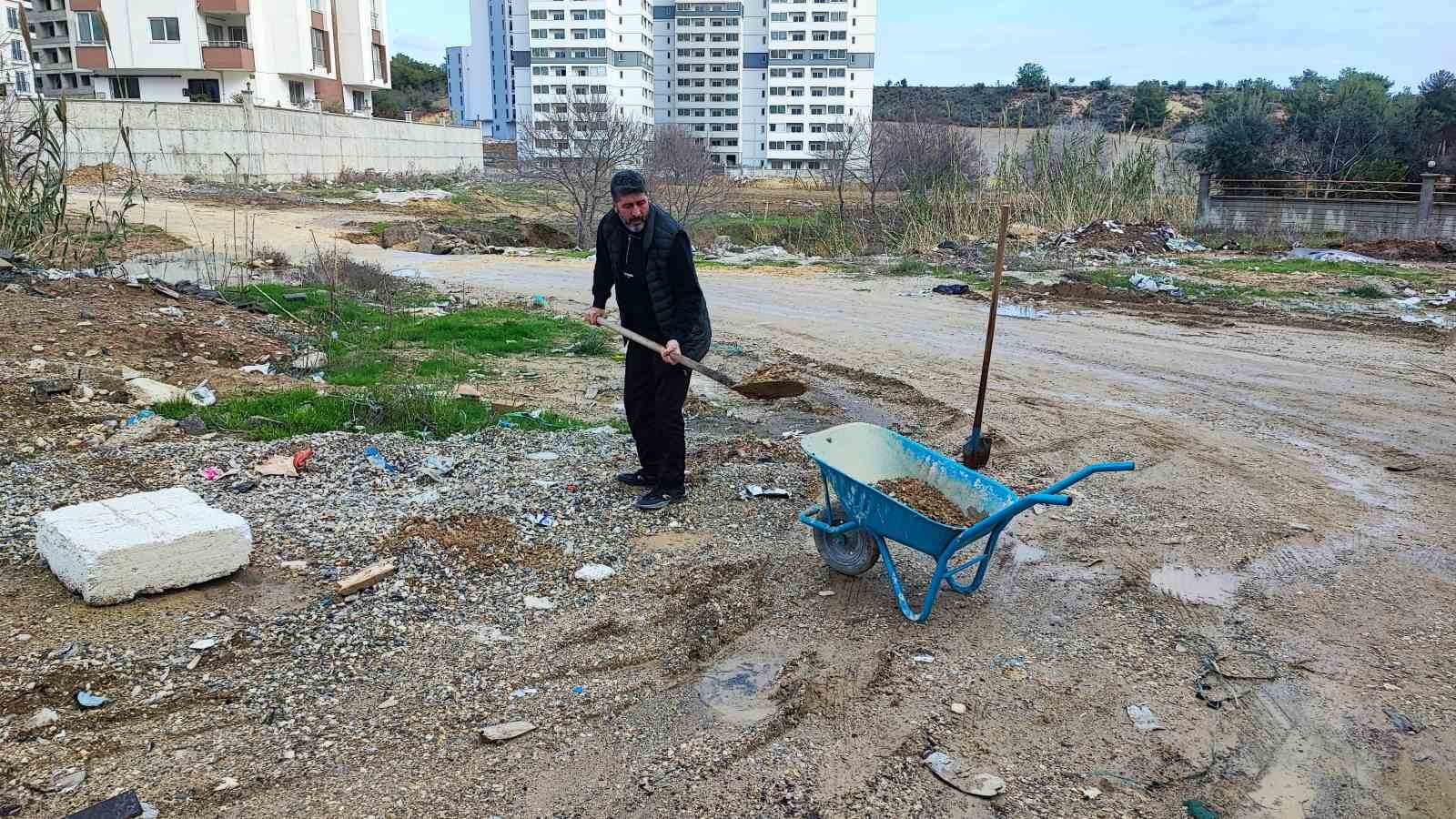 adanada belediyenin kapatmadigi cukurlari vatandas kapatti 3 Sa9lEWGN