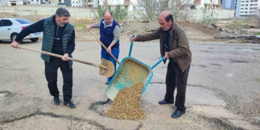 adanada-belediyenin-kapatmadigi-cukurlari-vatandas-kapatti-VD3twBdB.jpg