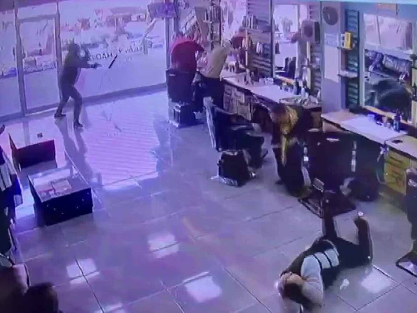 Adana’da berberde böyle ateş etti: 1 yaralı 4 adanada berberde boyle ates etti 1 yarali 0