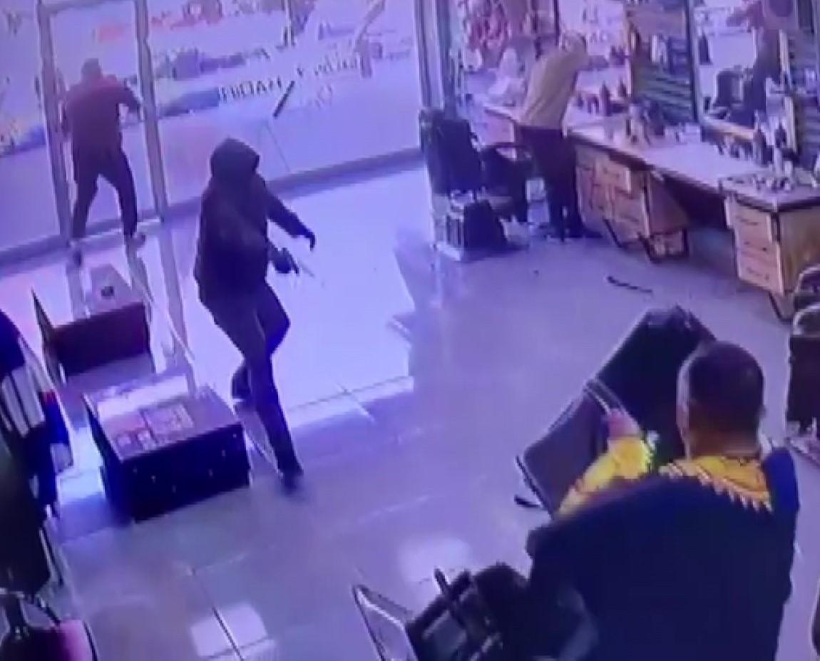 Adana’da berberde böyle ateş etti: 1 yaralı 5 adanada berberde boyle ates etti 1 yarali 1 fRfTUeZI