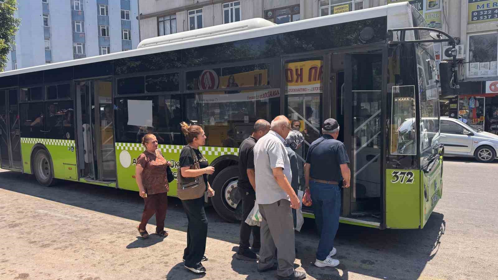 Adana’da bunaltan sıcaklarda dolmuş çilesi: "Klimayı aç diyoruz, kapıları açıyorlar" 4 adanada bunaltan sicaklarda dolmus cilesi klimayi ac diyoruz kapilari aciyorlar 0 sGnL21RG