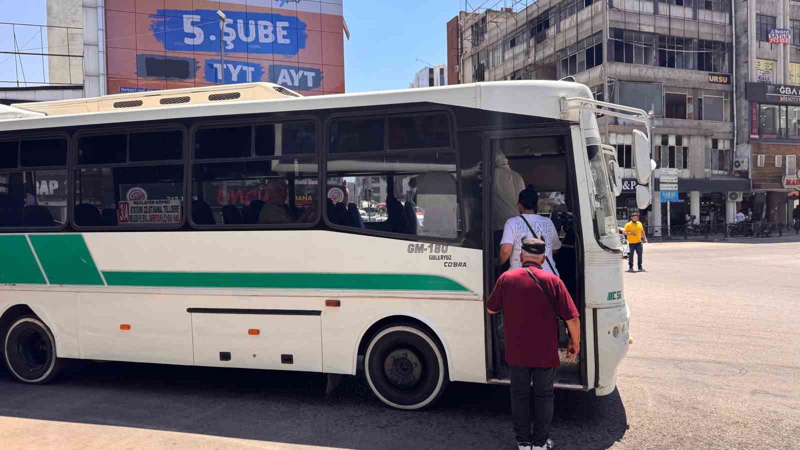 Adana’da bunaltan sıcaklarda dolmuş çilesi: "Klimayı aç diyoruz, kapıları açıyorlar" 6 adanada bunaltan sicaklarda dolmus cilesi klimayi ac diyoruz kapilari aciyorlar 2 Tms3uLET