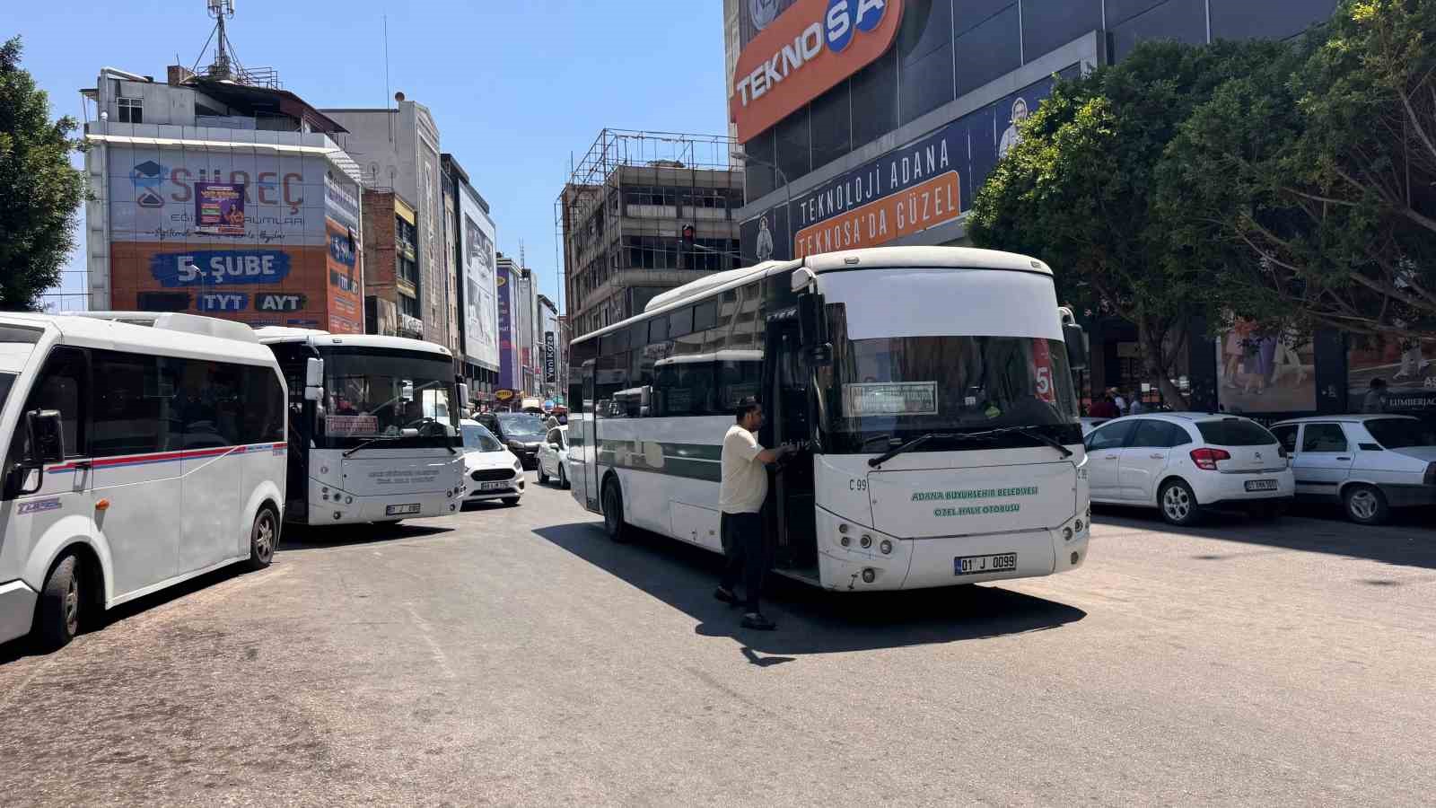 Adana’da bunaltan sıcaklarda dolmuş çilesi: "Klimayı aç diyoruz, kapıları açıyorlar" 8 adanada bunaltan sicaklarda dolmus cilesi klimayi ac diyoruz kapilari aciyorlar 4 6rLeH98s