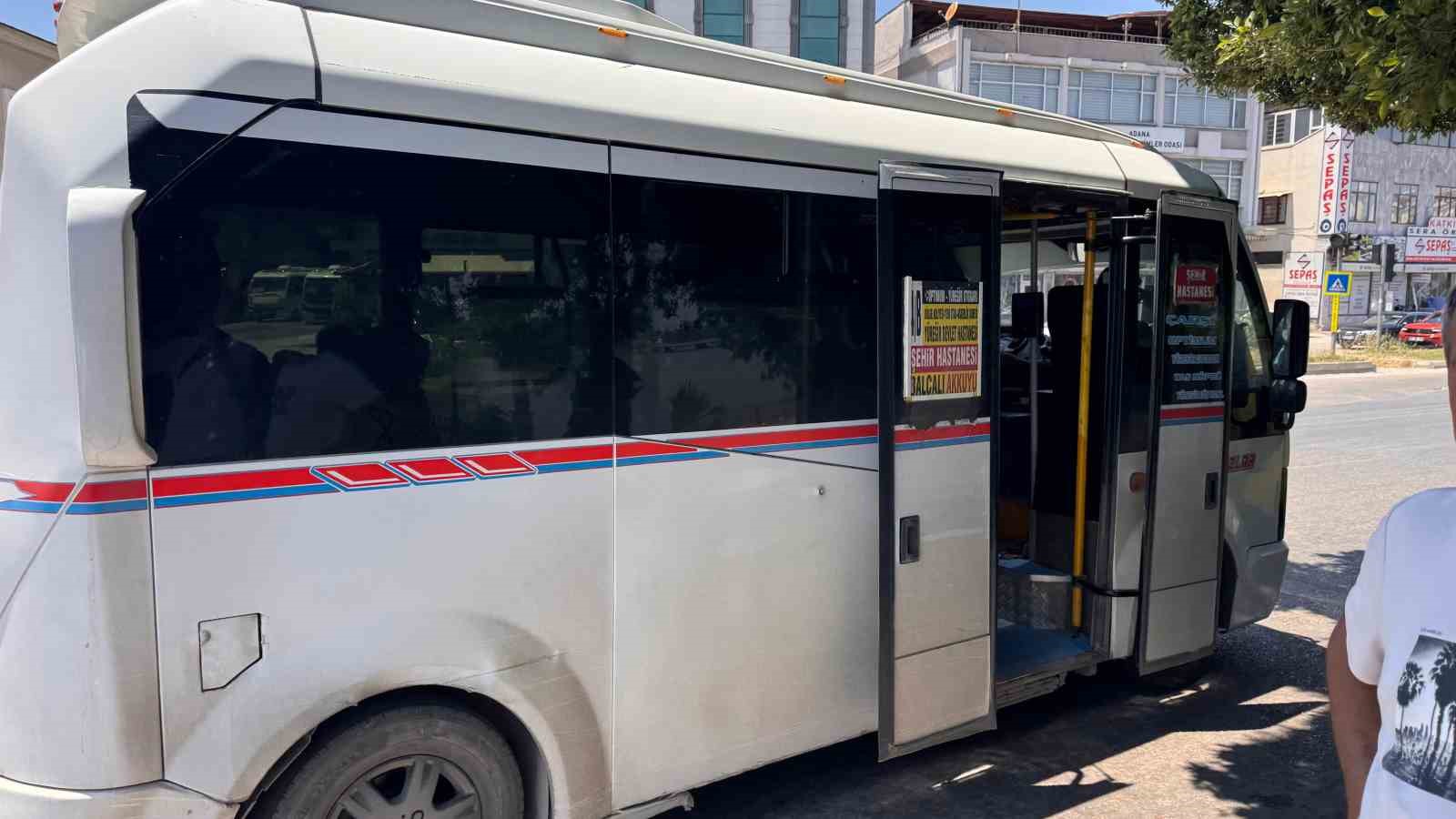 Adana’da bunaltan sıcaklarda dolmuş çilesi: "Klimayı aç diyoruz, kapıları açıyorlar" 9 adanada bunaltan sicaklarda dolmus cilesi klimayi ac diyoruz kapilari aciyorlar 5 44shvKgd