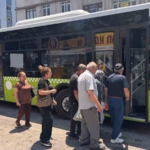 adanada-bunaltan-sicaklarda-dolmus-cilesi-klimayi-ac-diyoruz-kapilari-aciyorlar-aSWvG7RB.jpg