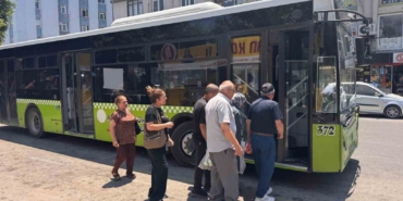adanada-bunaltan-sicaklarda-dolmus-cilesi-klimayi-ac-diyoruz-kapilari-aciyorlar-aSWvG7RB.jpg