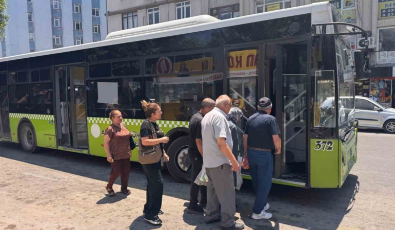 adanada-bunaltan-sicaklarda-dolmus-cilesi-klimayi-ac-diyoruz-kapilari-aciyorlar-aSWvG7RB.jpg