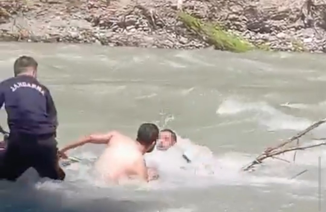 adanada cakit cayinda mahsur kalan vatandas itfaiye ve jandarma ekiplerince kurtarildi 1 DPOIhfkK