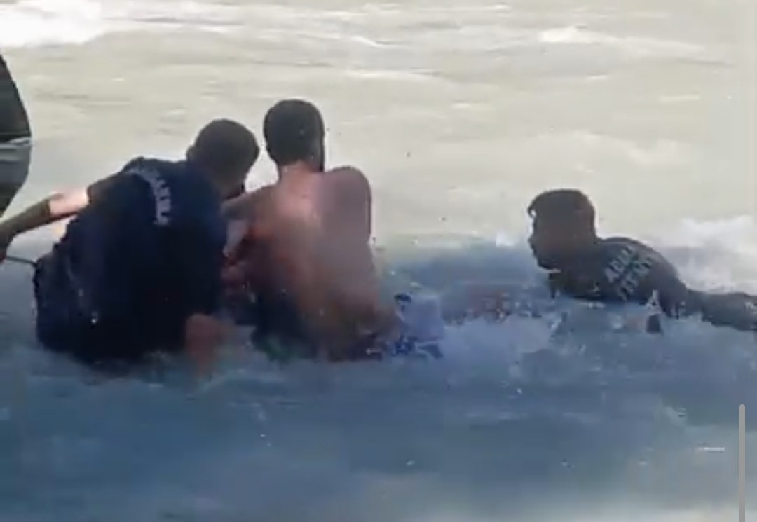 adanada cakit cayinda mahsur kalan vatandas itfaiye ve jandarma ekiplerince kurtarildi 2 W2MVjOSY
