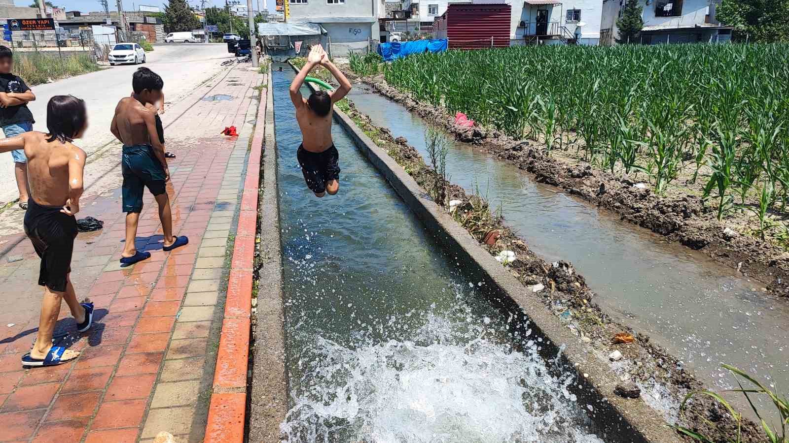 Adana’da çocukların kanal keyfi: Kaldırım plaja döndü 4 adanada cocuklarin kanal keyfi kaldirim plaja dondu 0 hnpOCV4j