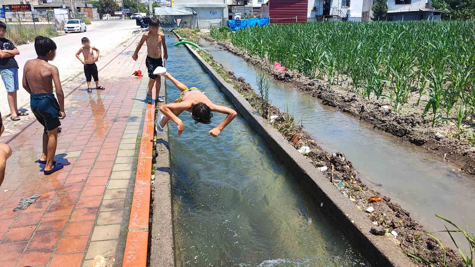 Adana’da çocukların kanal keyfi: Kaldırım plaja döndü 5 adanada cocuklarin kanal keyfi kaldirim plaja dondu 1 ehqgbBAS