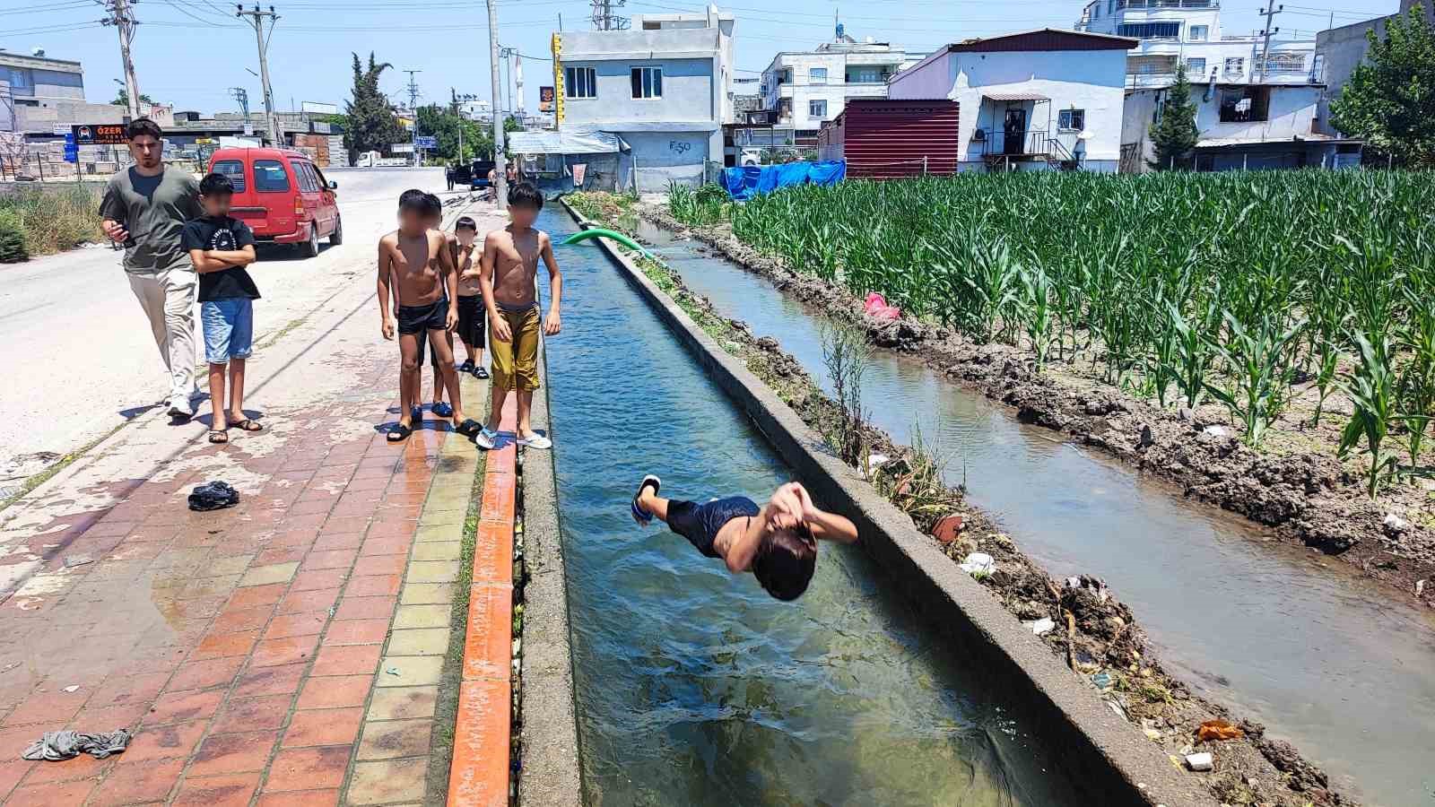 Adana’da çocukların kanal keyfi: Kaldırım plaja döndü 6 adanada cocuklarin kanal keyfi kaldirim plaja dondu 2 c9dtaTmy