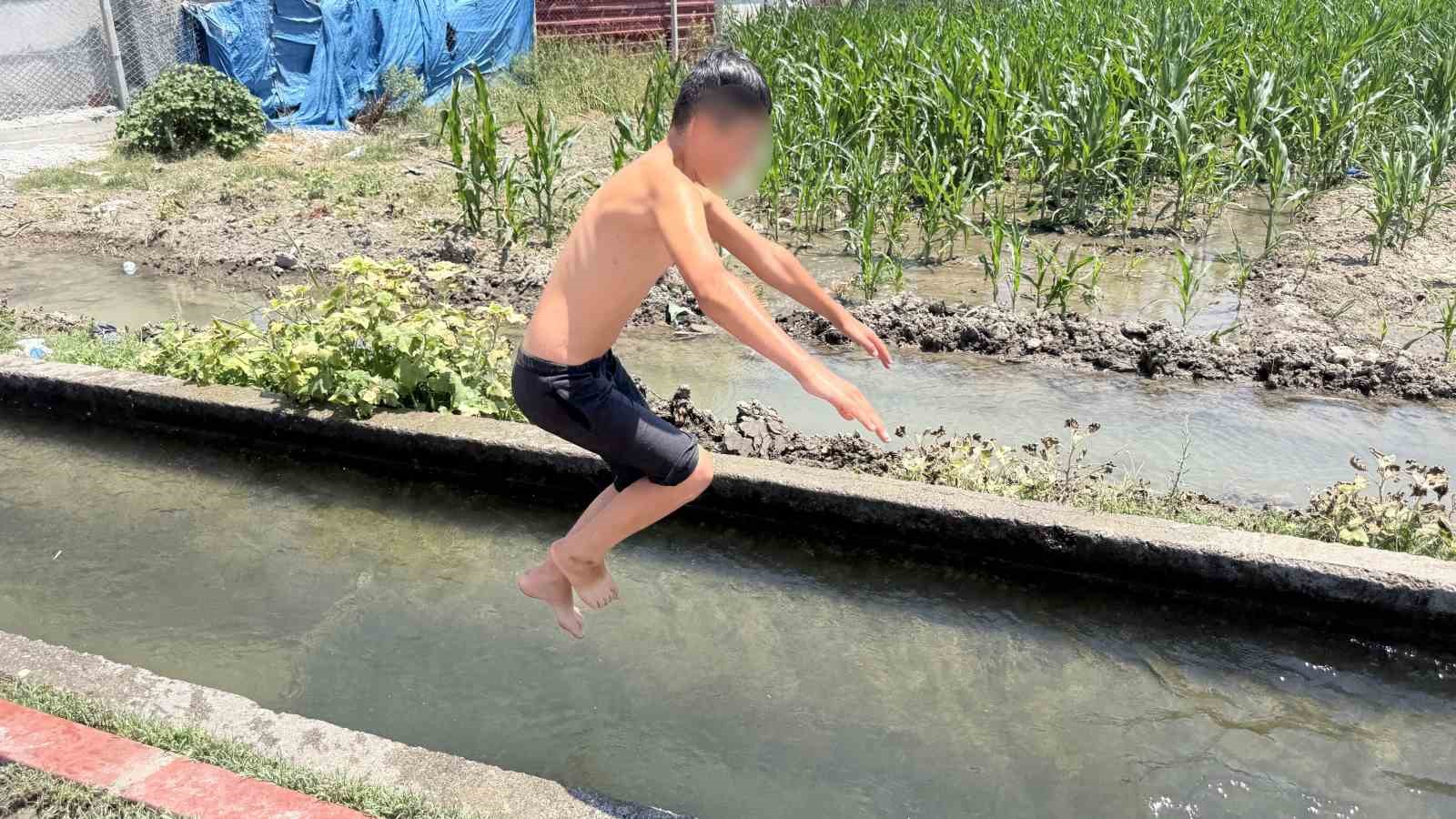 Adana’da çocukların kanal keyfi: Kaldırım plaja döndü 7 adanada cocuklarin kanal keyfi kaldirim plaja dondu 3 iPNwrORI