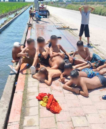adanada-cocuklarin-kanal-keyfi-kaldirim-plaja-dondu-4RT7IB5q.jpg