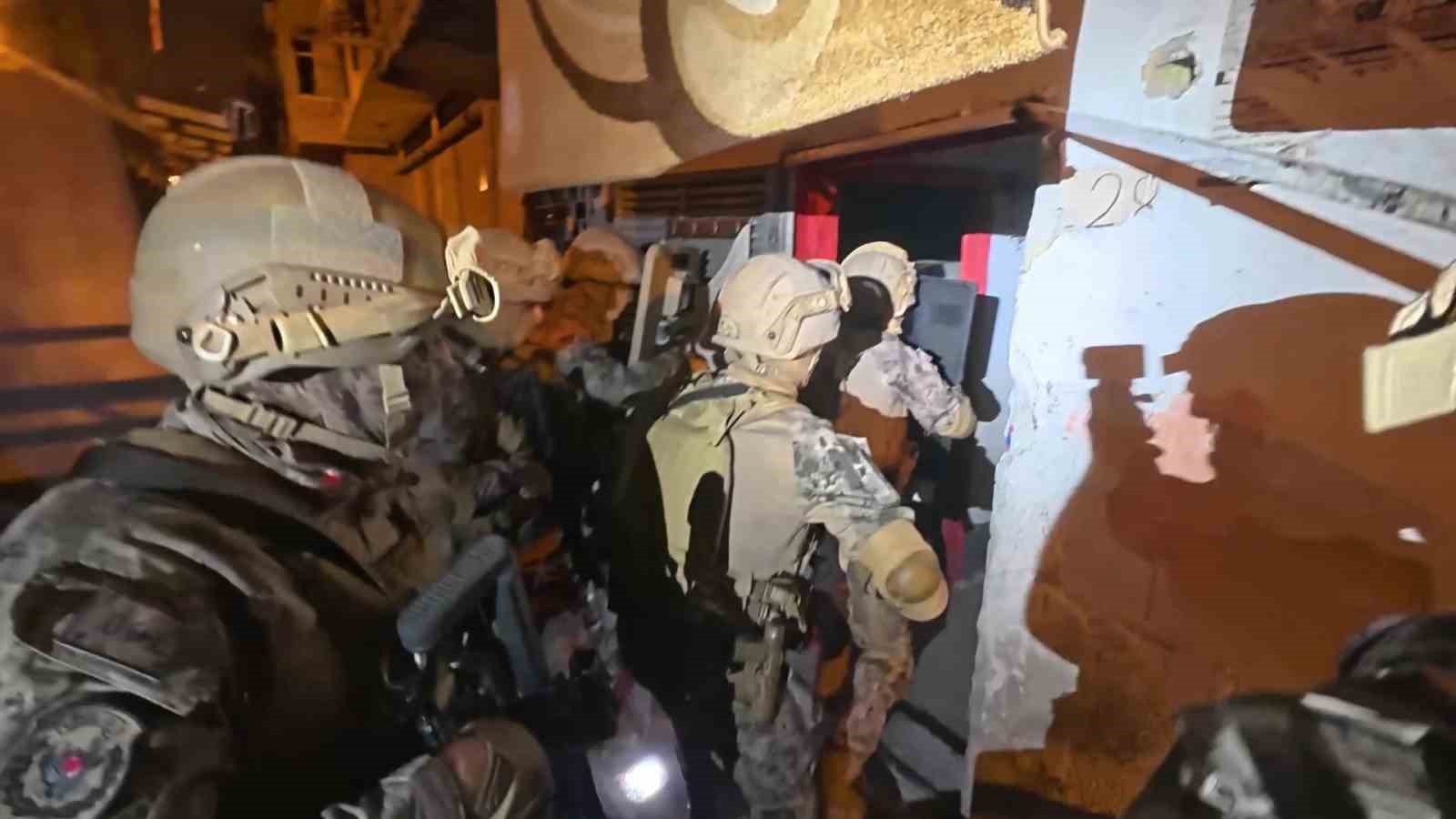 adanada deasin uyuyan hucresine operasyon 16 kisi yakalandi 1 bFpkTlSC