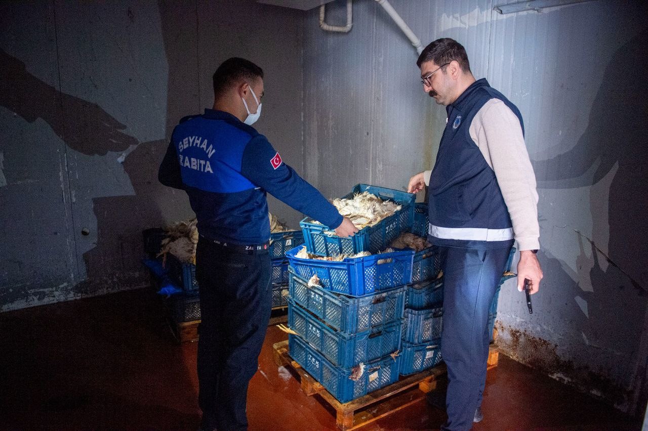 adanada depoda kokmus 25 kasa tavuk ele gecirildi 3 m2CPMujf