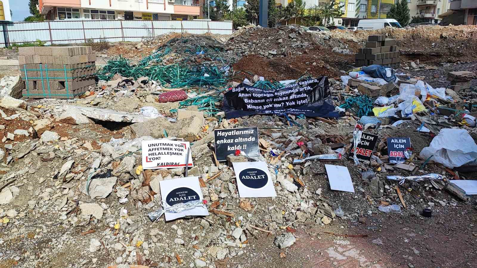 Adana’da depremde 96 kişinin hayatını kaybettiği apartmanın yerinde gözyaşlarına boğuldular 5 adanada depremde 96 kisinin hayatini kaybettigi apartmanin yerinde gozyaslarina boguldular 1