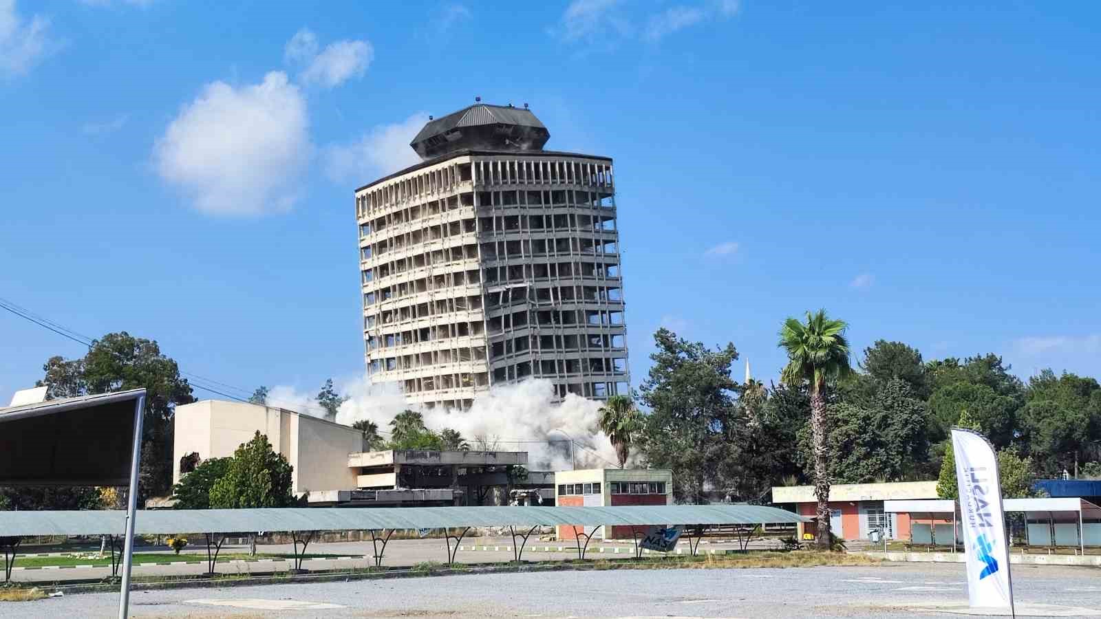adanada depremde hasar goren 16 katli cukobirlik binasi dinamitle yikildi 1 laGicwrV