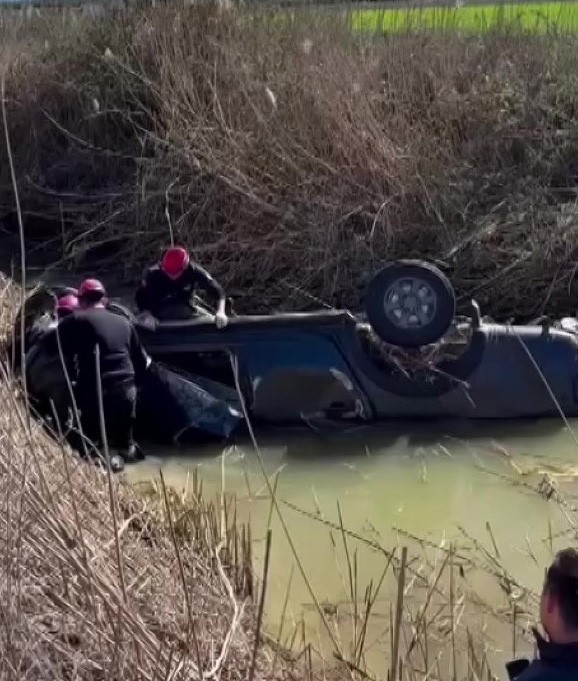 adanada dereye devrilen kamyonetin surucusu hayatini kaybetti 0 QSdU7pgJ
