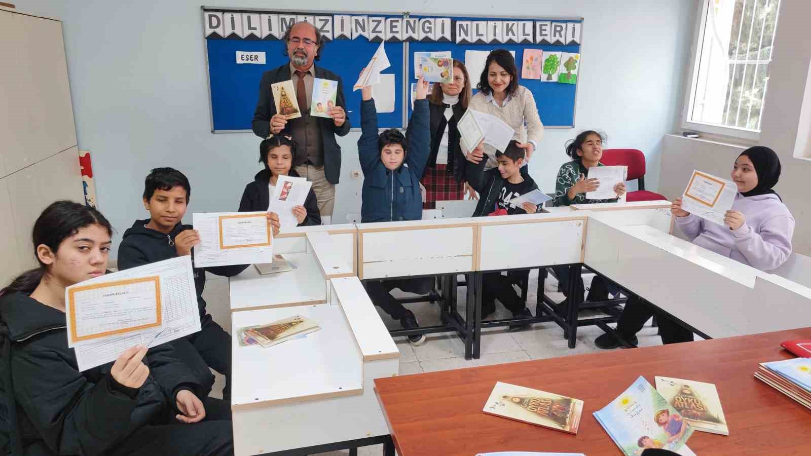 Adana’da engelleri aşan karne sevinci: Görme engelli öğrenciler ’’Braille alfabesi’’ ile hazırlanan karnelerini aldı 9 adanada engelleri asan karne sevinci gorme engelli ogrenciler braille alfabesi ile hazirlanan karnelerini aldi E8JTzCJ8